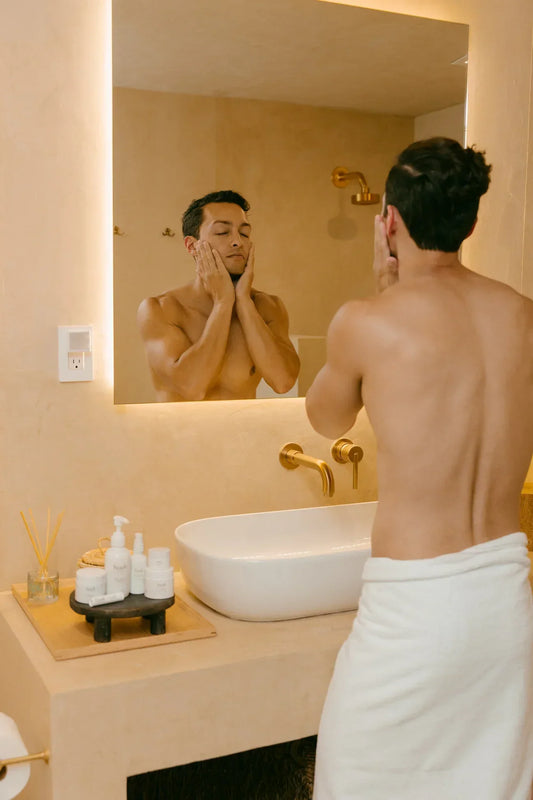 Skin care huidverzorging man in badkamer 